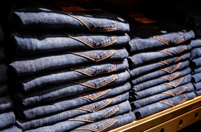 magasin-HYERES-min_jeans_pants_blue_shop_shopping_shelf_exhibition_buy-940702